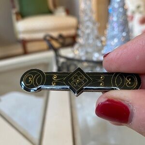 Vintage Black and Gold Brooch Pin.    Size: 2.25” x .5”